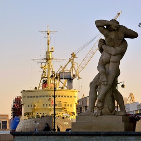 Скульптура возле Горного института на Васильевском острове, Санкт-Петербург